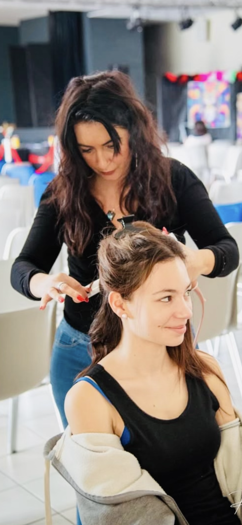 Jennyfer en train de coiffer une cliente au salon